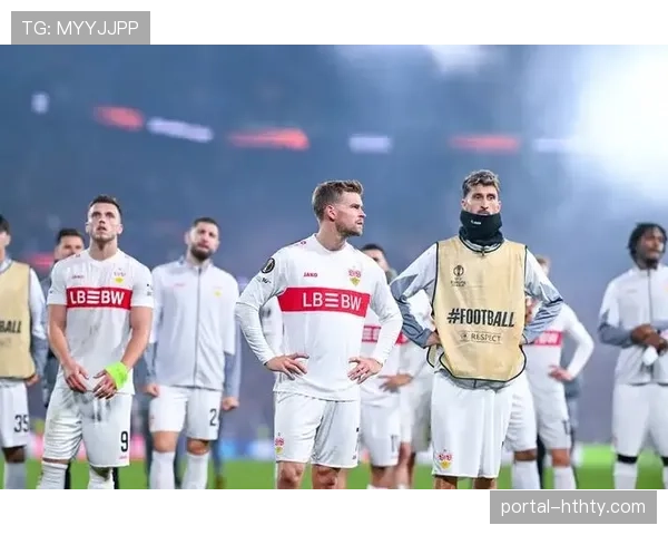 现场：斯图加特球迷在球队确定获得欧联杯资格后，涌入球场与球员共同庆祝